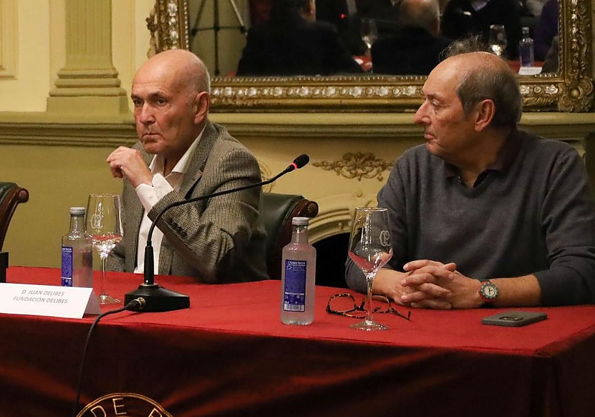 Juan Delibes, a la izquierda, con su hermano Adolfo, en la conferencia celebrada en el Casino.