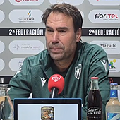 Iñaki Bea, entrenador de la Segoviana, en rueda de prensa.