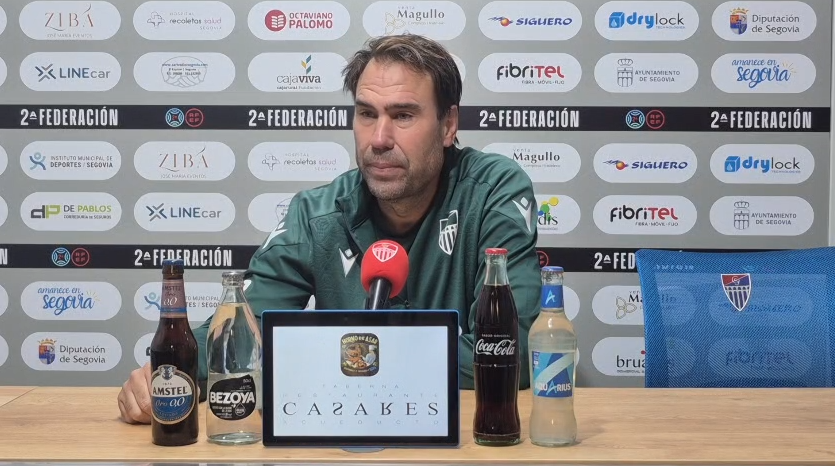 Iñaki Bea, entrenador de la Segoviana, en rueda de prensa.