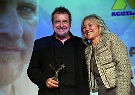 Fernando Cayo posa con el Águila de Oro y la alcaldesa de Aguilar, este domingo en la gala de clausura del festival.