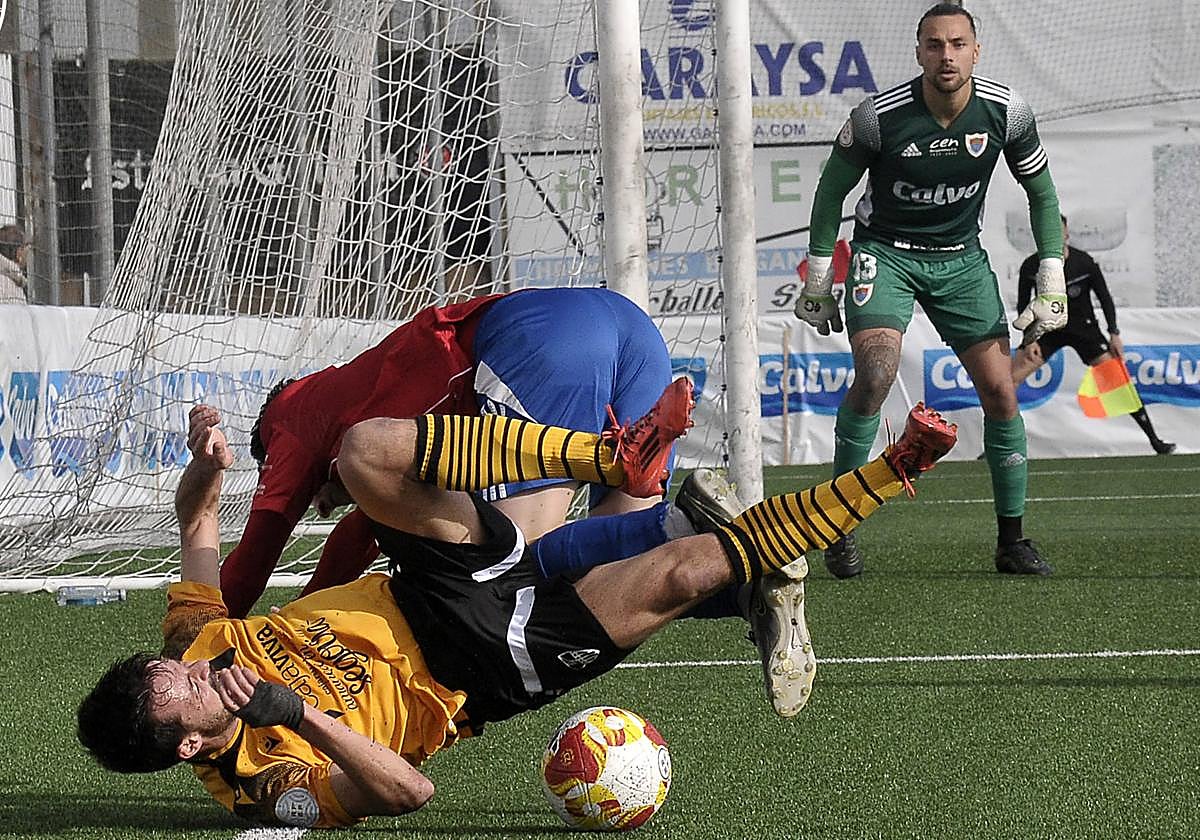 Samu Manchón cae en una de las últimas acciones del encuentro ante el Bergantiños.