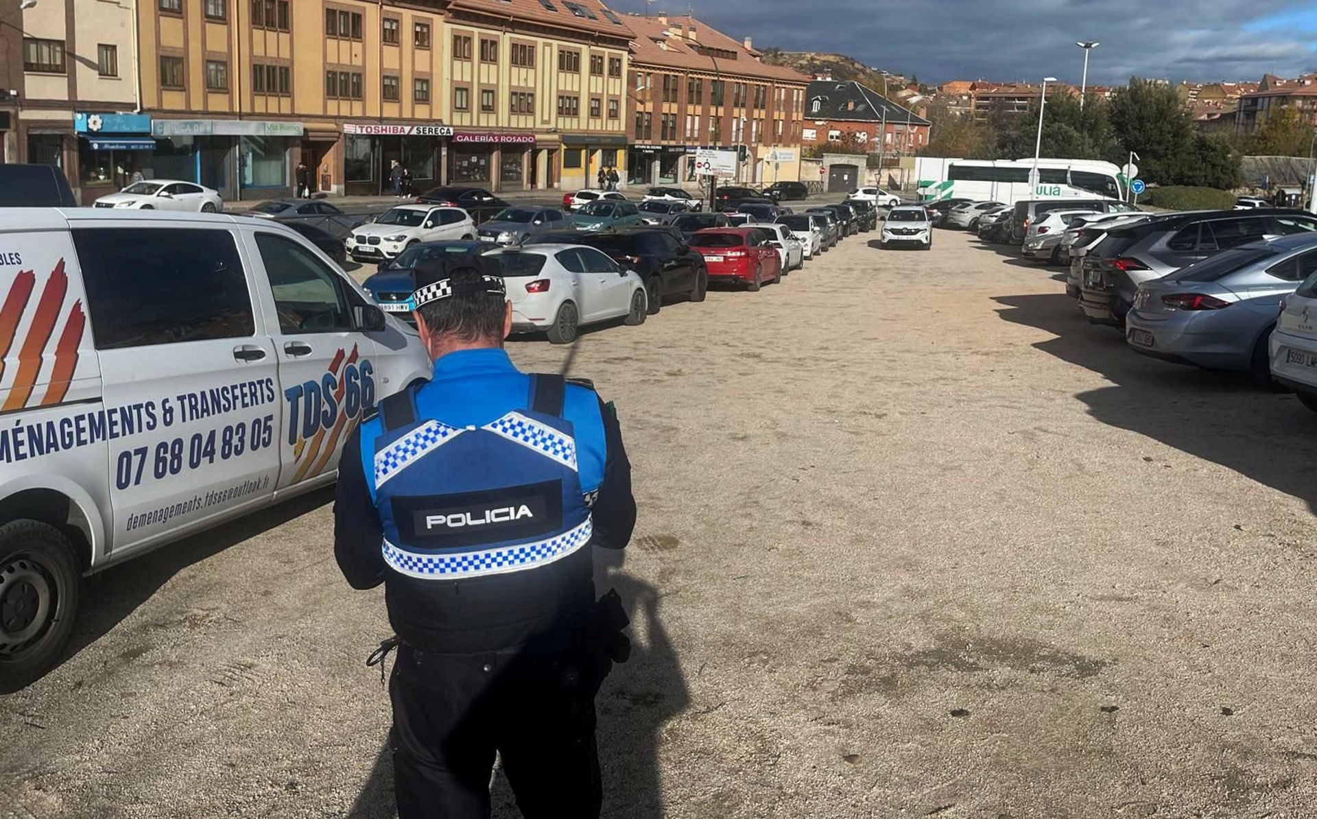 Policía Local comienza a multar a los vehículos estacionados entre Vía Roma y San Gabriel este domingo.