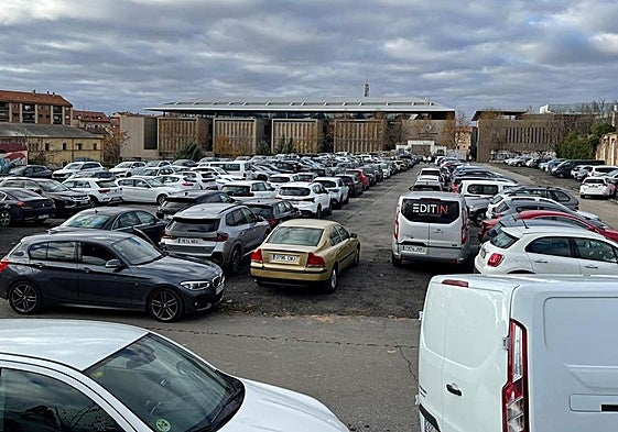 Cientos de coches aparcados este domingo en el antiguo Regimiento de Segovia.