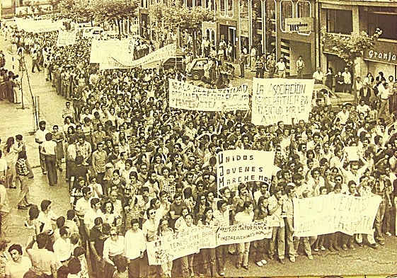 Manifestación estudiantil por el cierre de la Universidad de Valladolid en 1974.