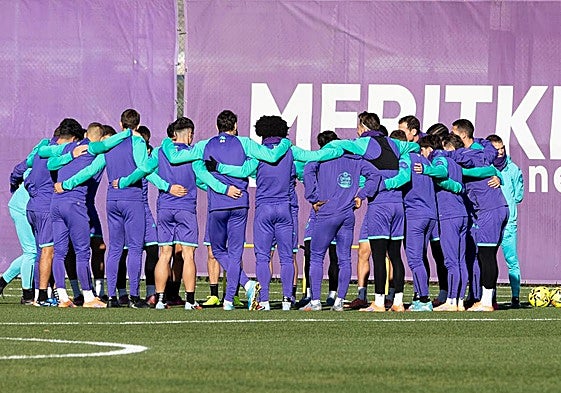 Los jugadoes del Real Valladolid se abrazan antes de iniciar el trabajo este lunes en los Campos Anexos.
