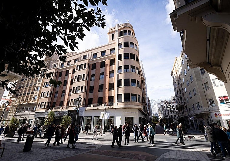 Edificio en el número 26 de la calle Santiago.