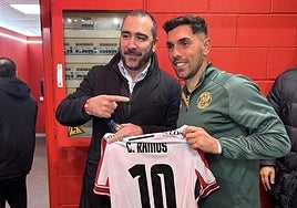 Aldama posa con el futbolista del Zamora Carlos Ramos.