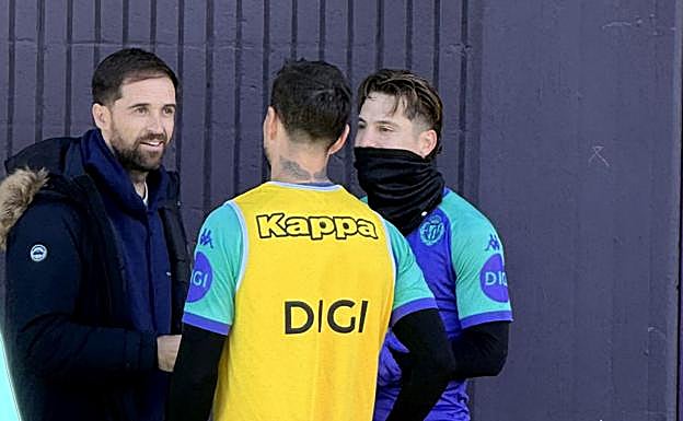 El exfutbolista Míchel Herrero (derecha) charla con Javi Sánchez (de espaldas) y Sergi Canós Tenés al término de la sesión de este lunes.