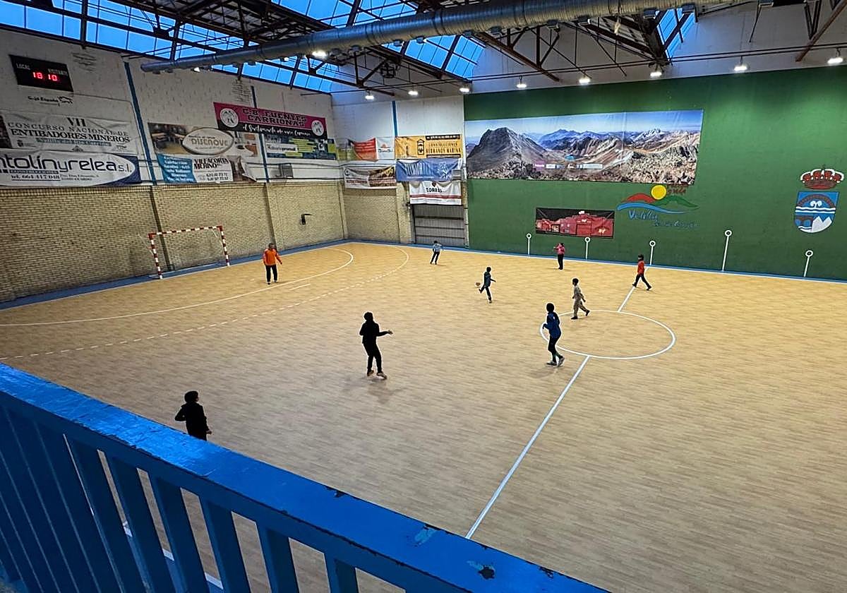 Nuevo pavimento del polideportivo Mara Santos.