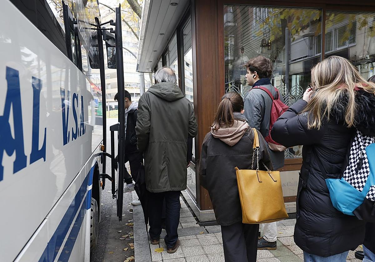 Estudiantes aguardan para subir a un autobús en Palencia.