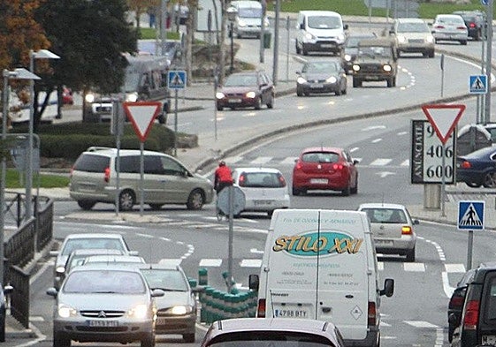 Tráfico de vehículos en la carretera de San Rafael antes dellegar a la rotonda.