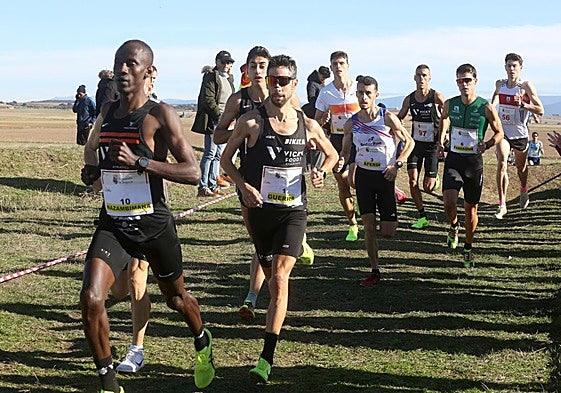 Grupo cabecero de corredores de la preba masculina del Cross de Cantimpalos que se ha celebrado este lunes.