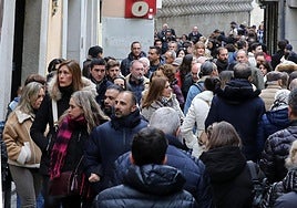 Riadas de turistas ocupan la Calle Real de Segovia en este puente de la Inmaculada.