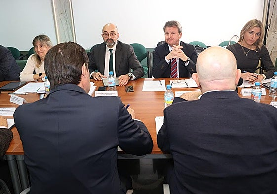 Luis Pedro Marco (Adif) y José Antonio Santano (secretario de Estado), frente a Juan Carlos Suárez-Quiñones y Jesús Julio Carnero en la última reunión de la sociedad Valladolid Alta velocidad.