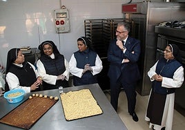 Carlos Pollán junto a un grupo de monjas en Toral de los Guzmanes (León) en la presentación de la Feria Dulce Tentación.