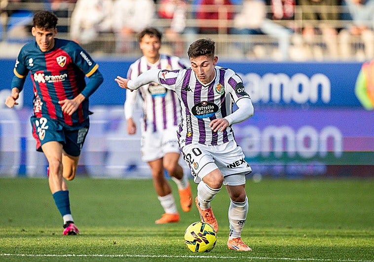 Chuki conduce en contraataque en el último partido ante el Huesca.