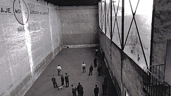 El frontón abandonado que se esconde tras una puerta candada de Valladolid