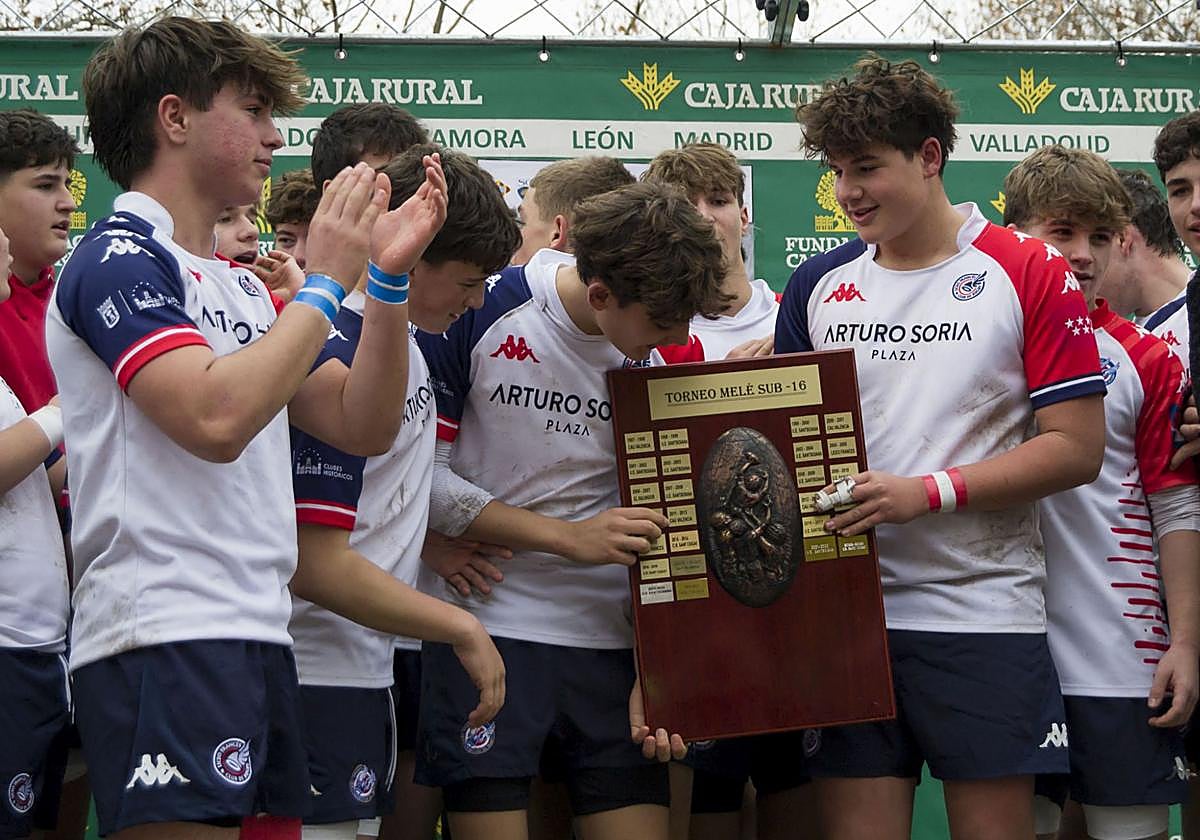 Los jugadores del Liceo posan con su trofeo de campeones.