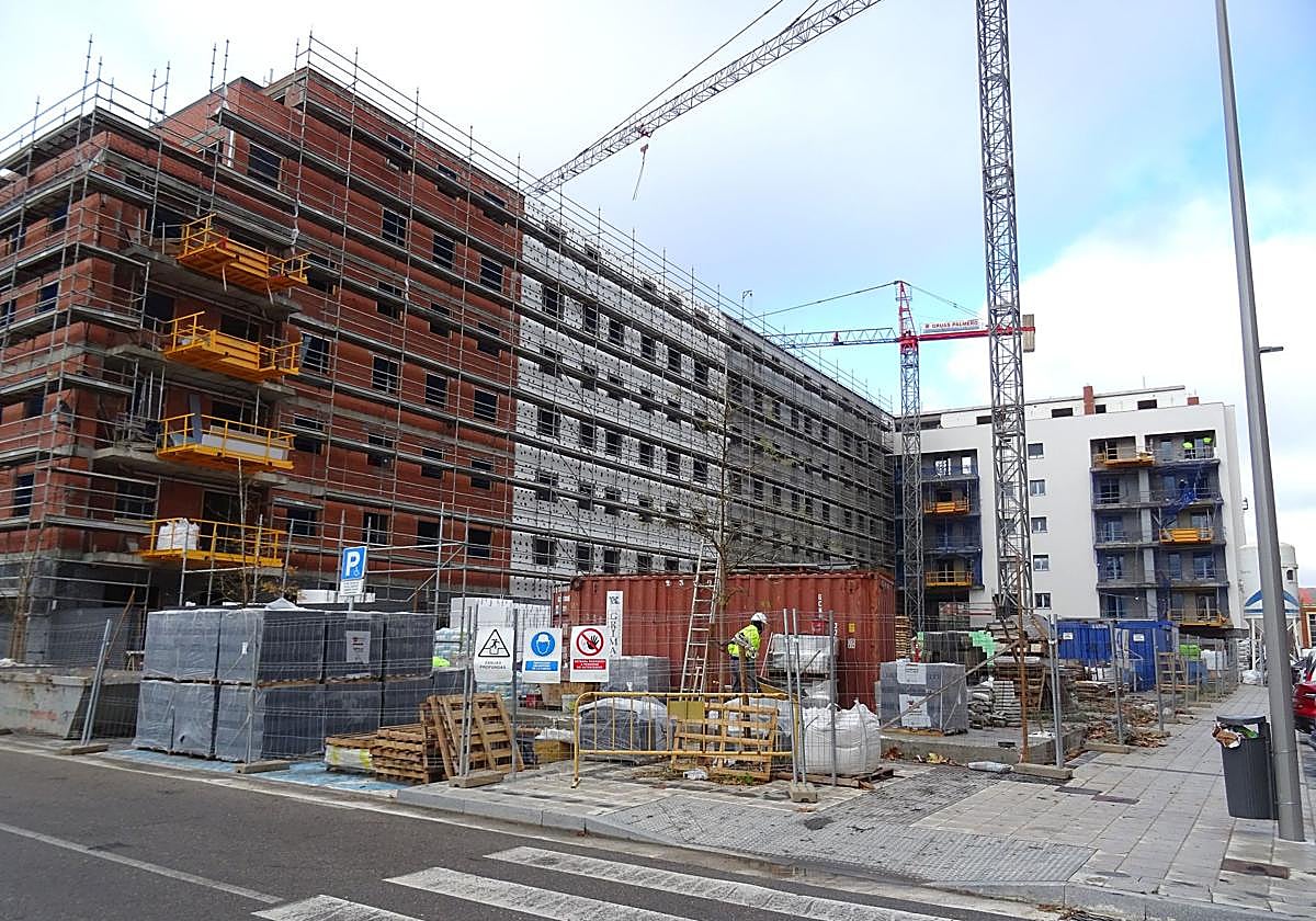 Promociones de viviendas en construcción en el barrio de los Cuarteles, hace unos días.