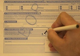 Un contribuyente marca la 'X' en la declaración de la renta, en una imagen de archivo.