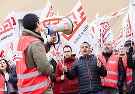 Parte de los manifestantes, en la puerta de la Consejería de Educación.