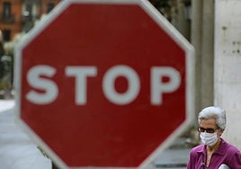 Una mujer utiliza una mascarilla en Valladolid.