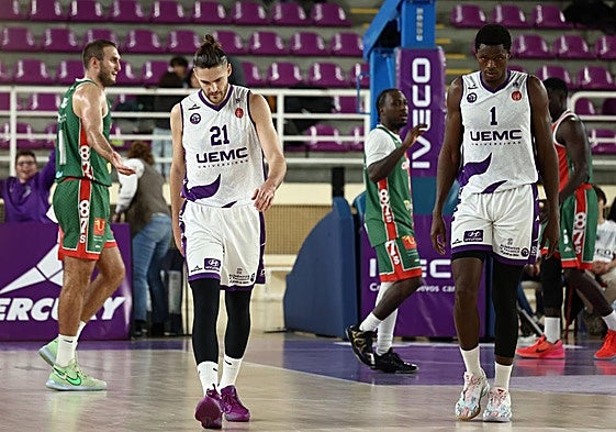 Arqués y Taiwo, cabizbajos en el último partido en Pisuerga ante Caja 87.