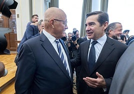 El presidente del BBVA, Carlos Torres (d), y el del Banco Sabadell, Josep Oliu.