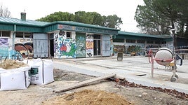 Exterior de las piscinas del Sotillo en obras.