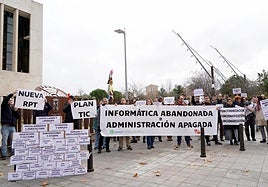Informáticos de la Junta protestan antes del inicio del Pleno de las Cortes de Castilla y León.