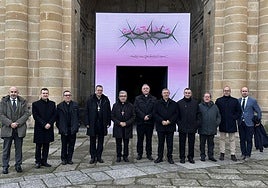 Mikel Garciandía, cuarto por la derecha, tras la reunión del patronato.