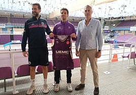 Bouzán, escoltado por David Barrio y Saúl Hernández.