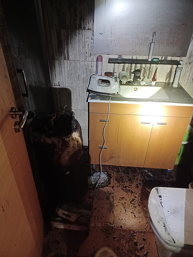 Escapan del fuego en una vivienda de Laguna y el azar evita que las llamas se extiendan