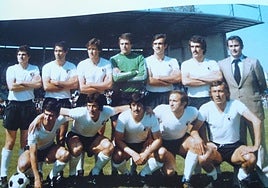 Viteri, en la fila de agachados, en el centro con bigote, junto a Vald&eacute;s y Navarro I.