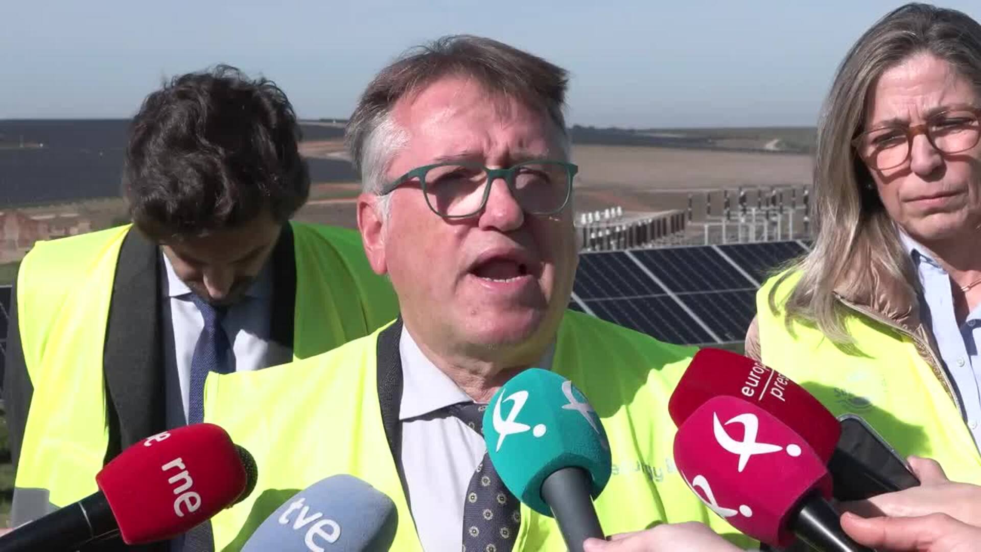 Del Moral destaca que es "una alegría" culminar tres nuevos parque fotovoltaicos en Extremadura