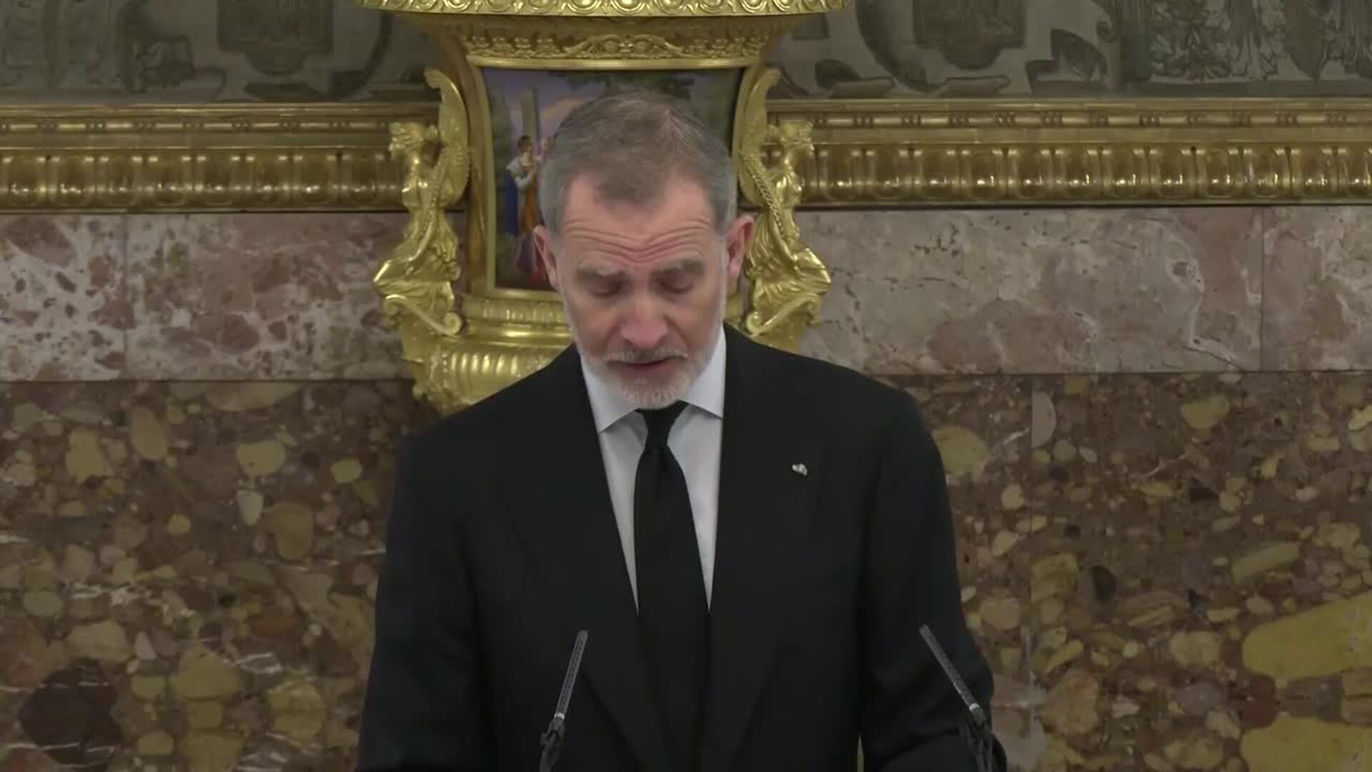 Los Reyes firman el libro de condolencias del Papa y destacan su "total entrega"
