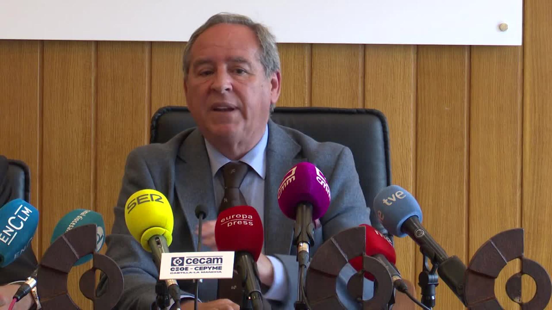 Cecam vuelve a cargar contra la reducción de la jornada laboral