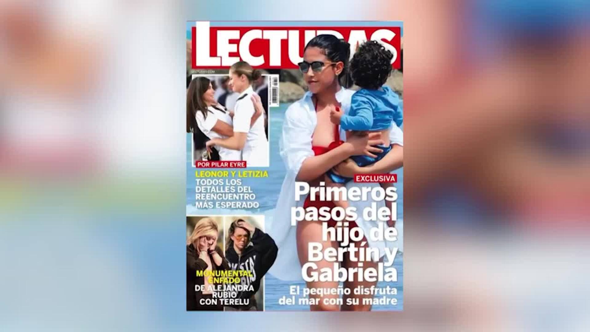 Primeras veces de Gabriela Guillén con su pequeño en la playa