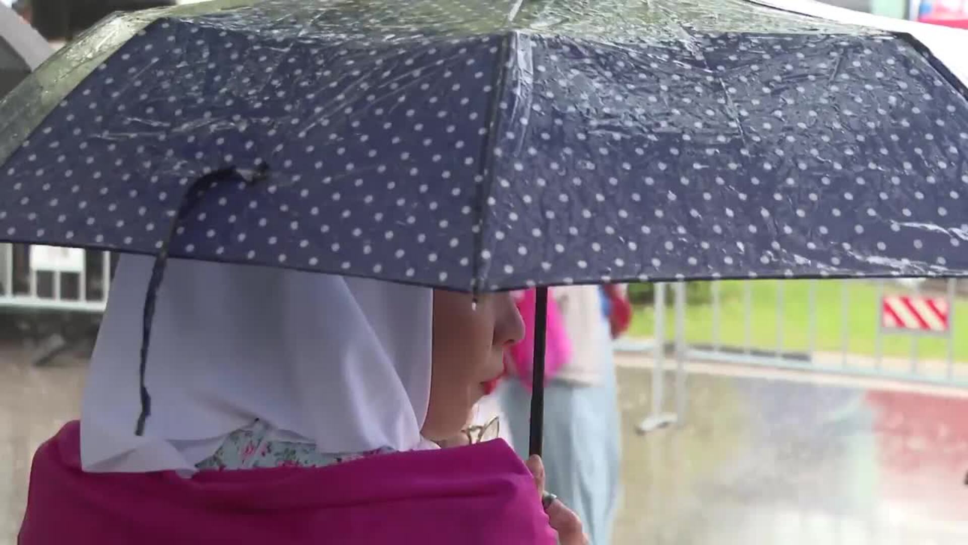 Los madrileños se resguardan de la lluvia el día de su patrón, San Isidro