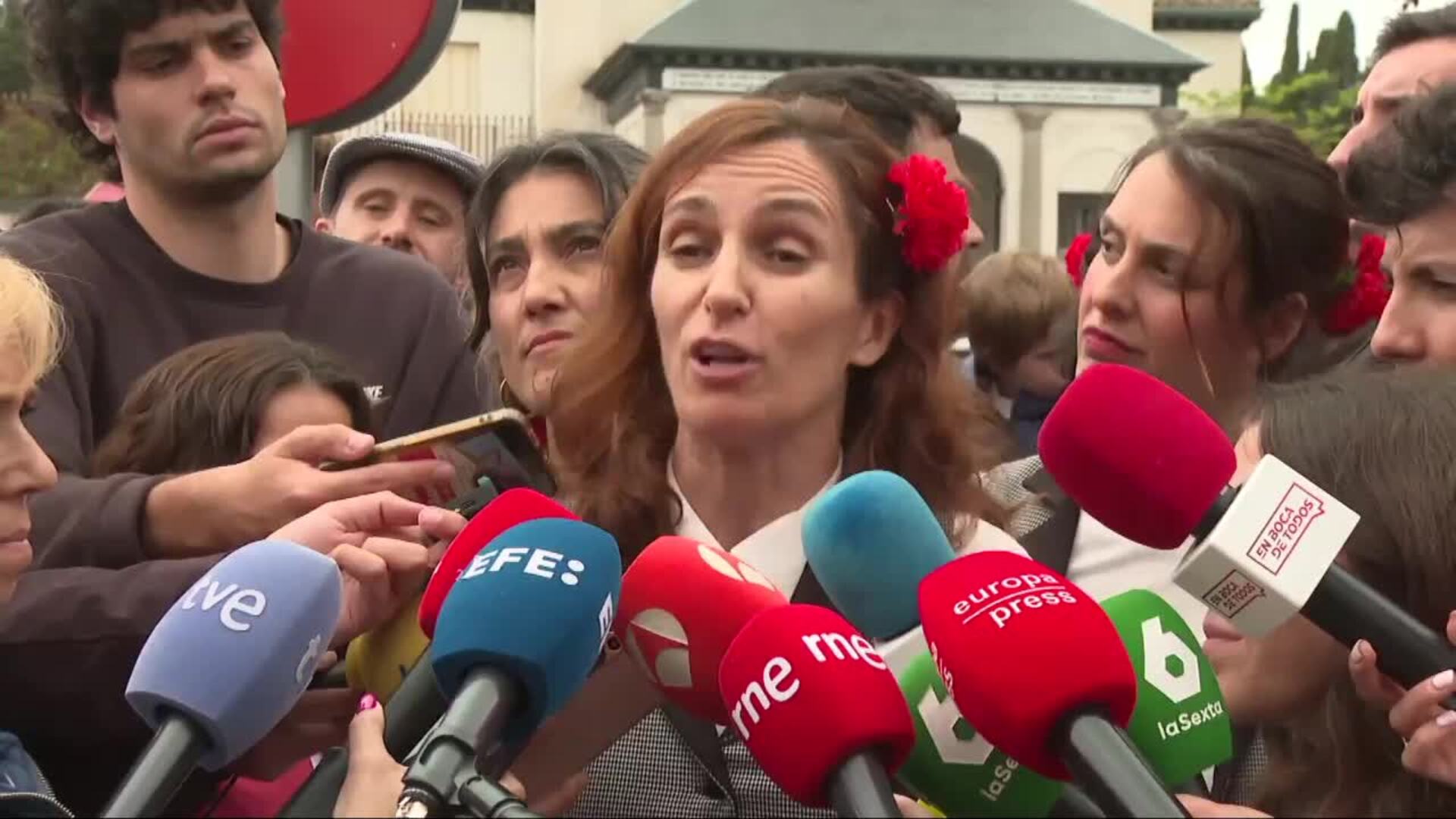 Mónica García critica a los que "se centran" en mensajes privados de Sánchez