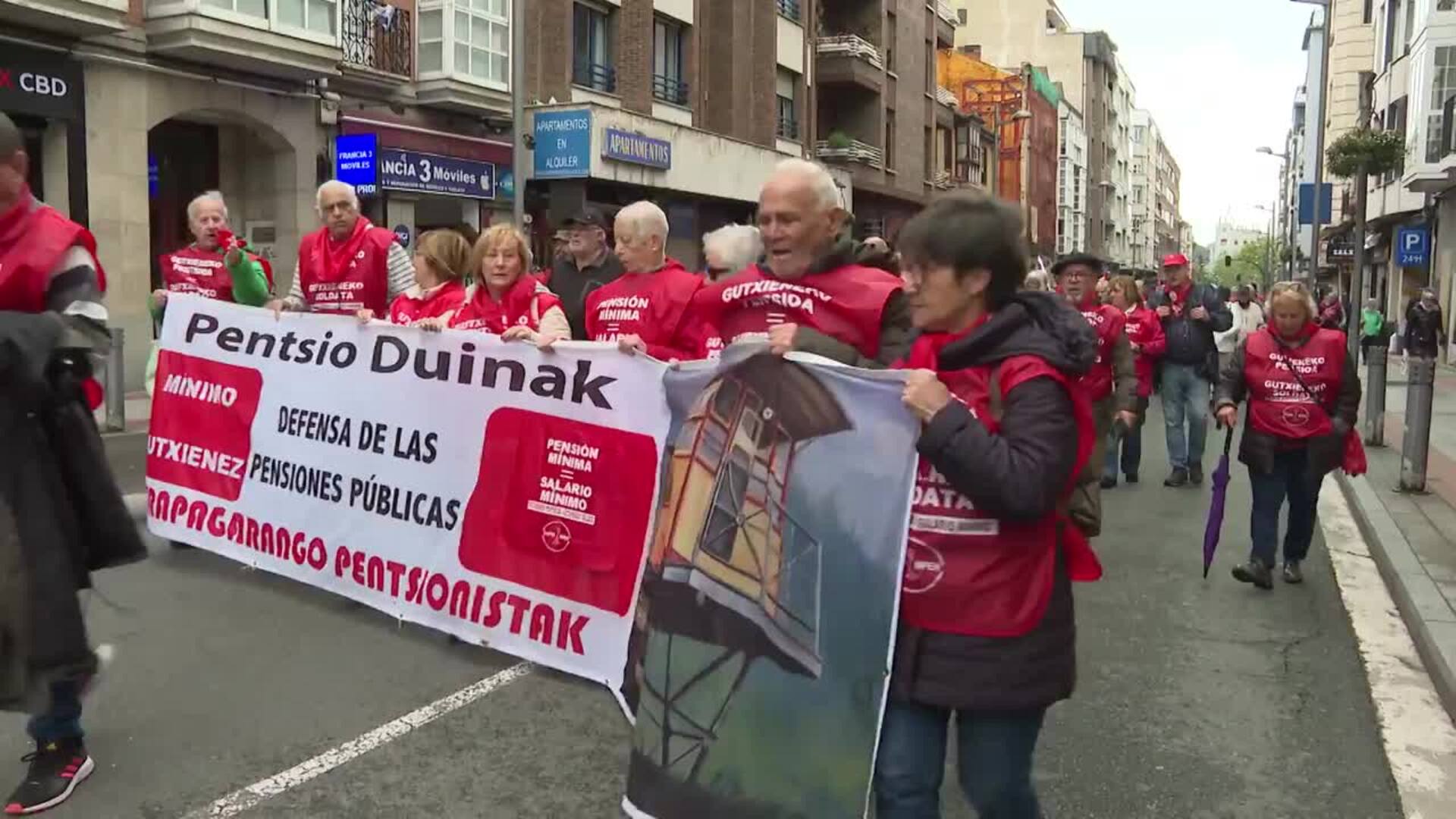 Pensionistas entregan al Parlamento Vasco 145.142 firmas para equiparar pensión mínima y SMI