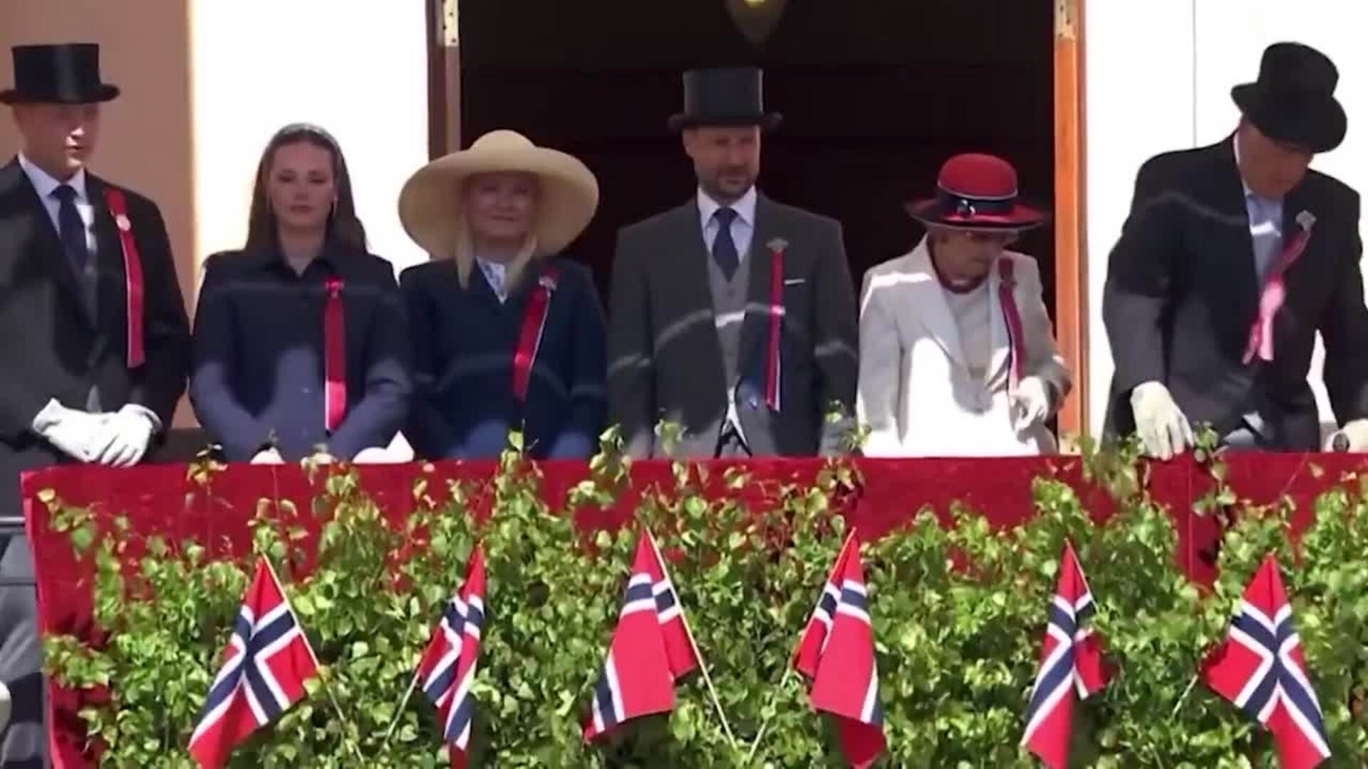 La Familia Real de Noruega, aclamada en su tradicional posado por el Día Nacional