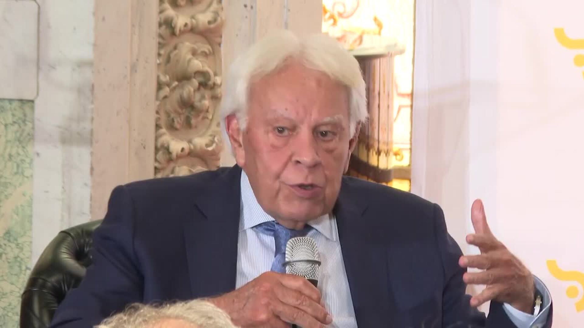 Felipe González: "La democracia vive en un gran espacio de centralidad"