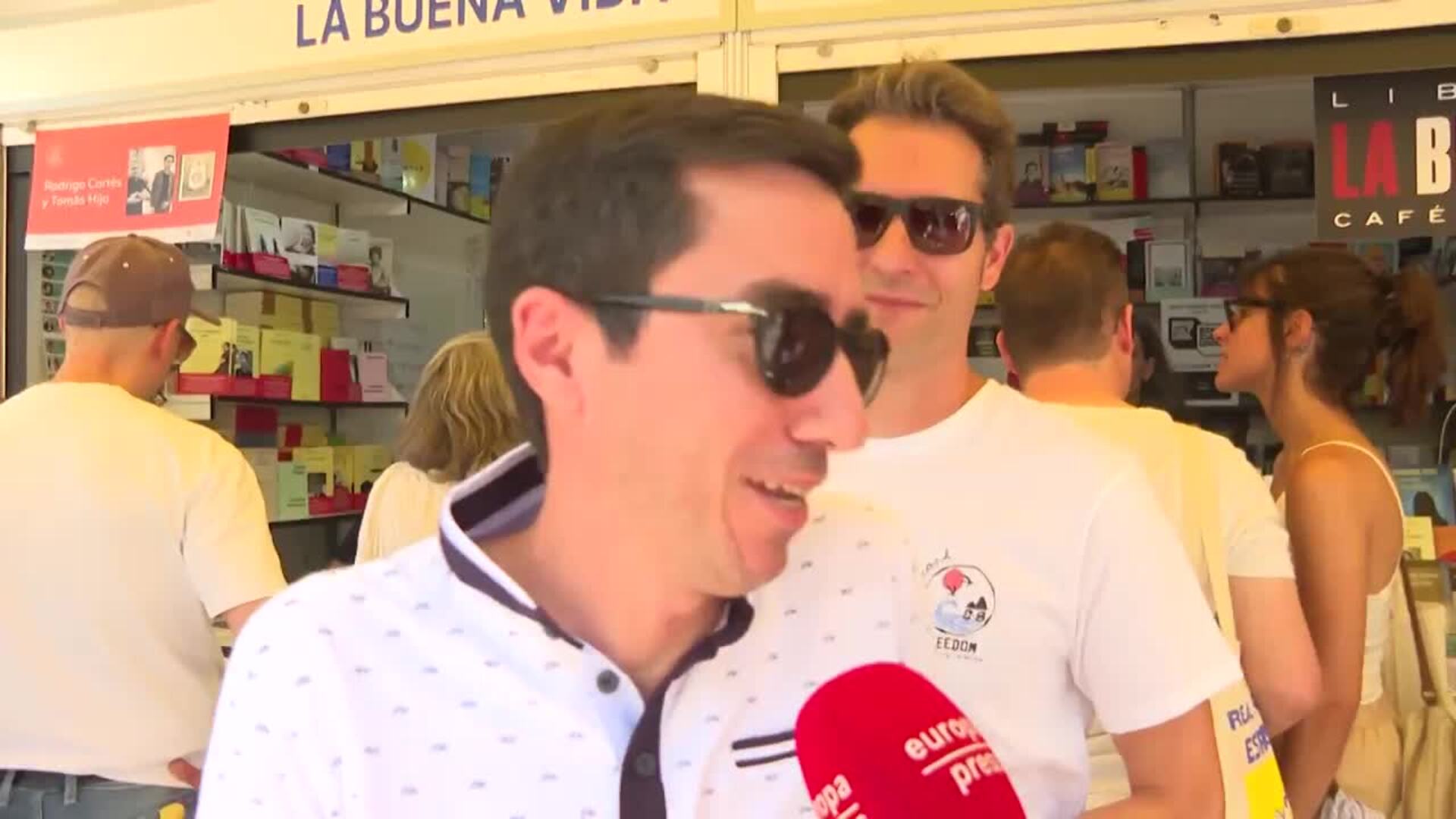 Multitud de personas acuden al segundo día de la Feria del Libro de Madrid en su 84º edición