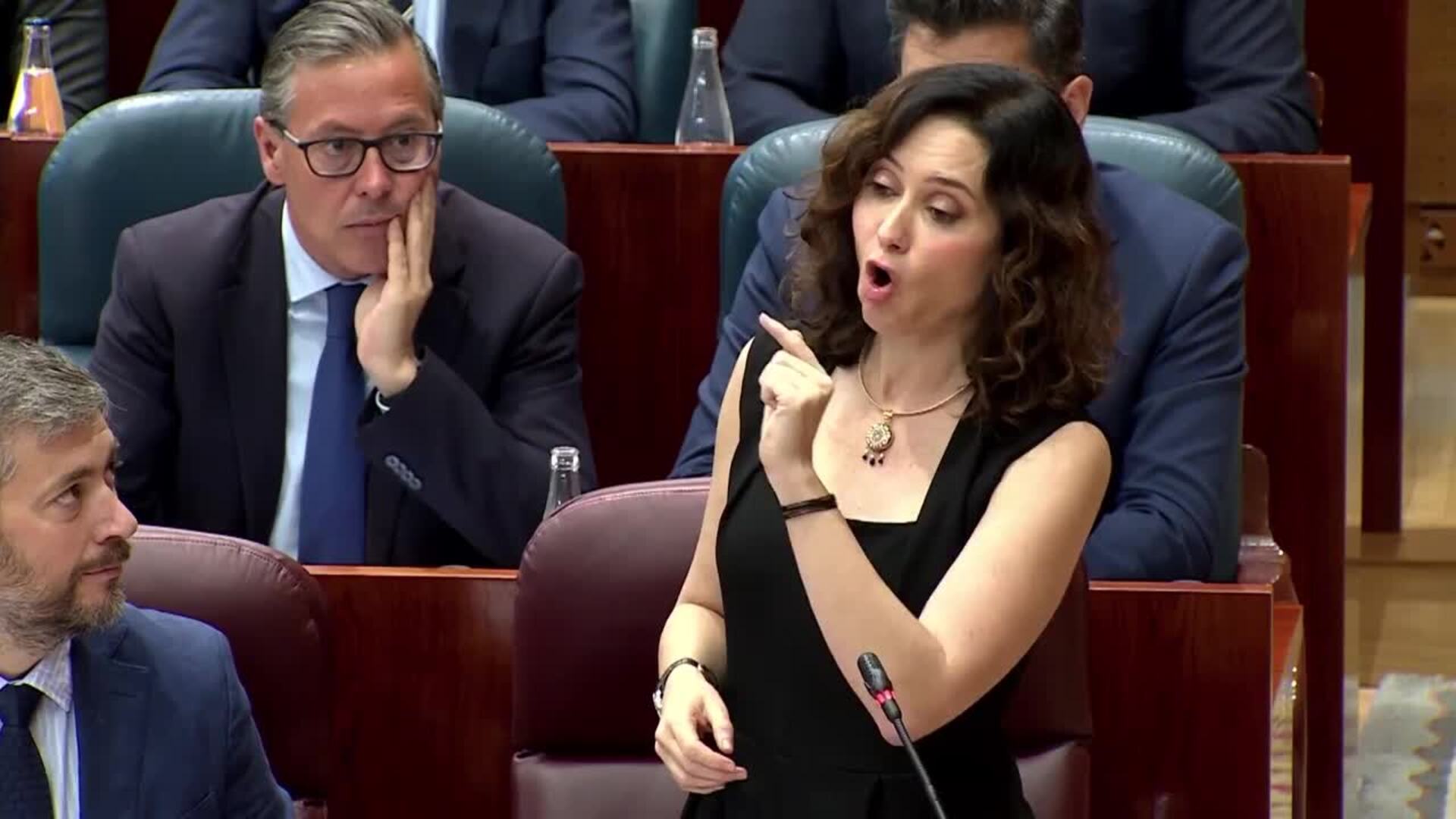 Ayuso acusa al Gobierno de "provincianismo" con el catalán y dice que no se pondrá pinganillos