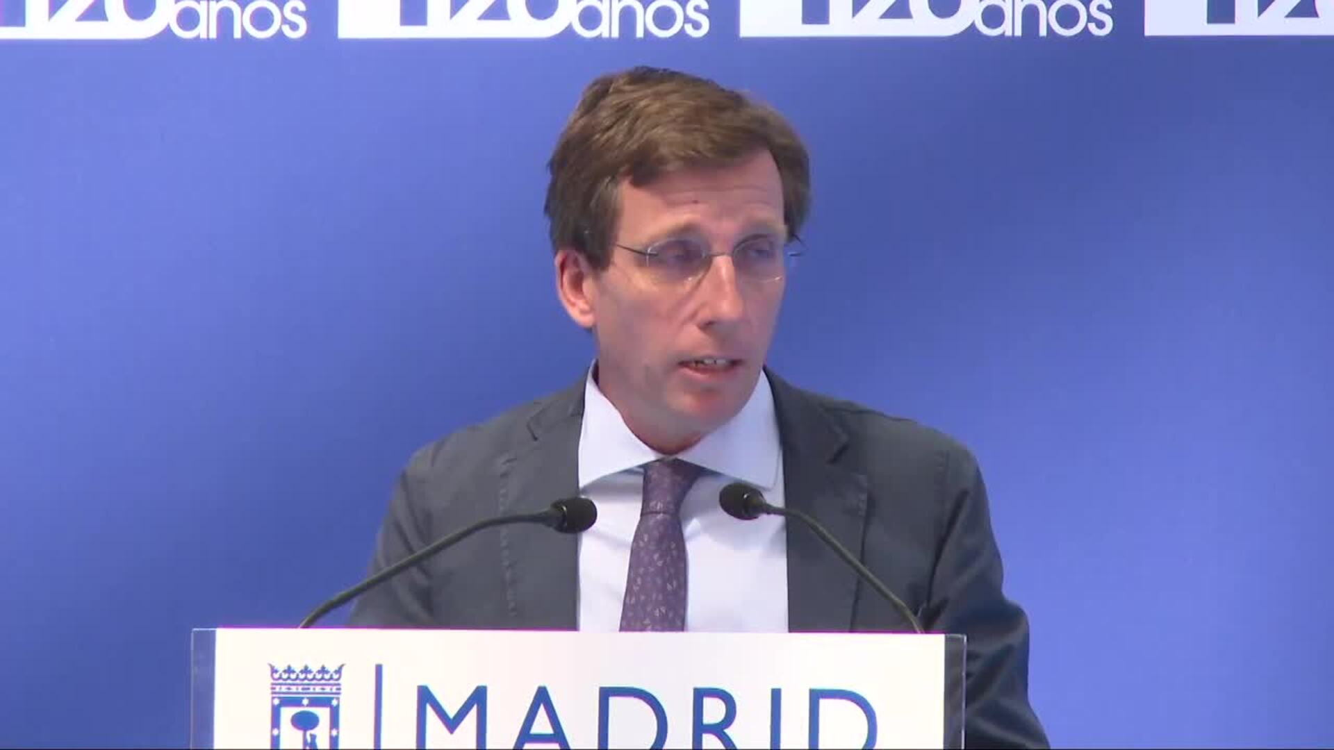 Almeida agradece el trabajo de los profesionales de Madrid Salud