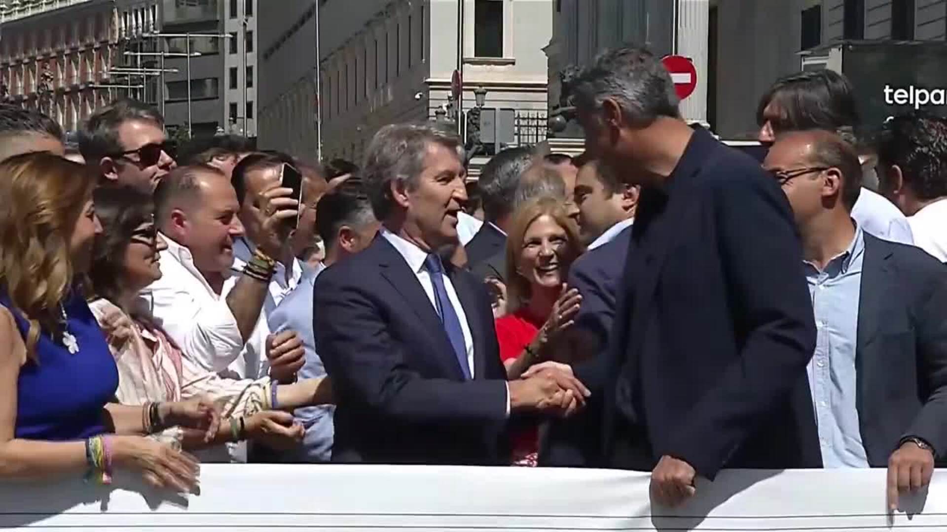 Alcaldes se concentran a las puertas del Congreso por una "financiación local justa"