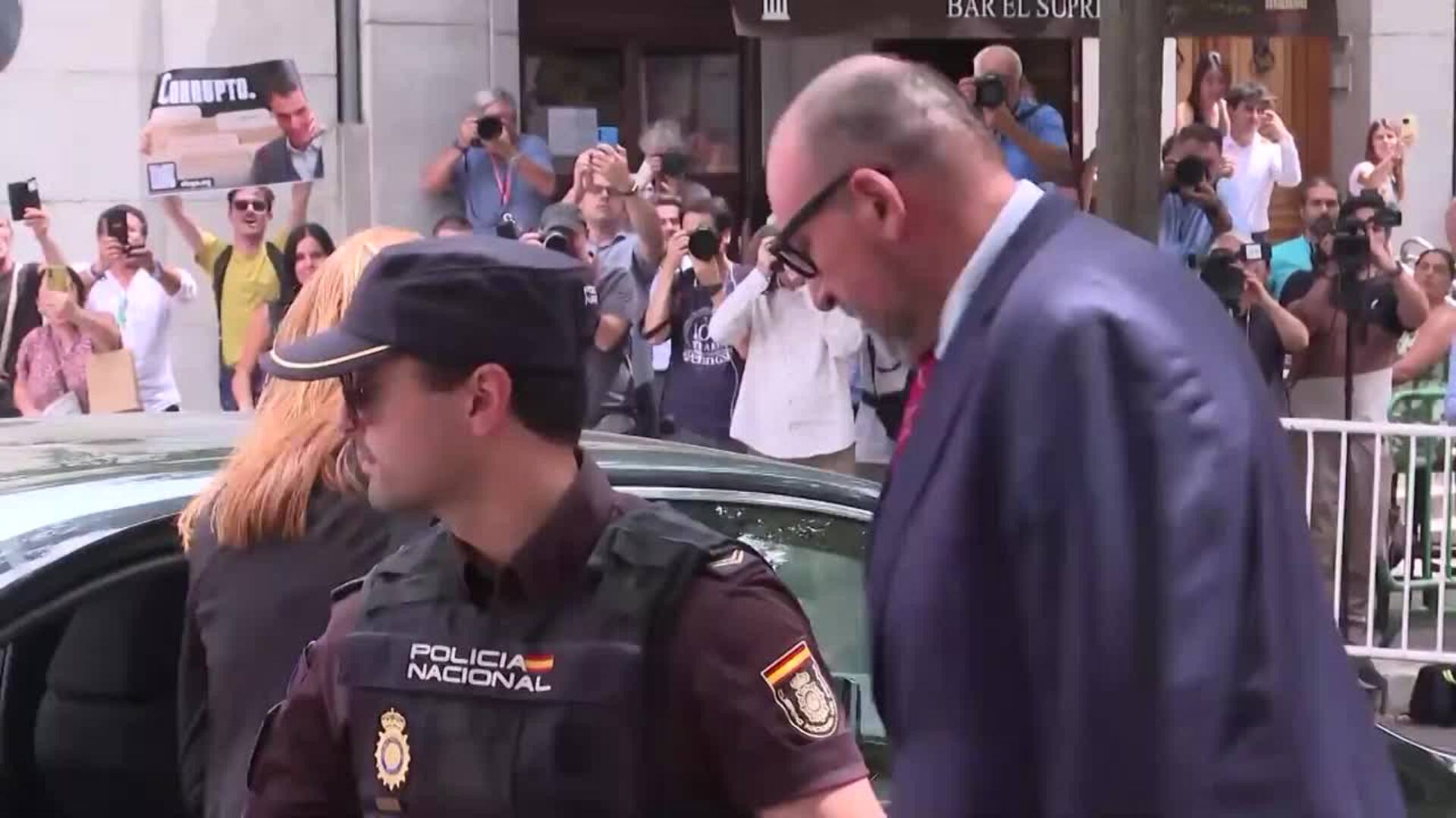 Koldo sale del TS entre gritos y cánticos: "No pagues las putas con nuestro dinero"