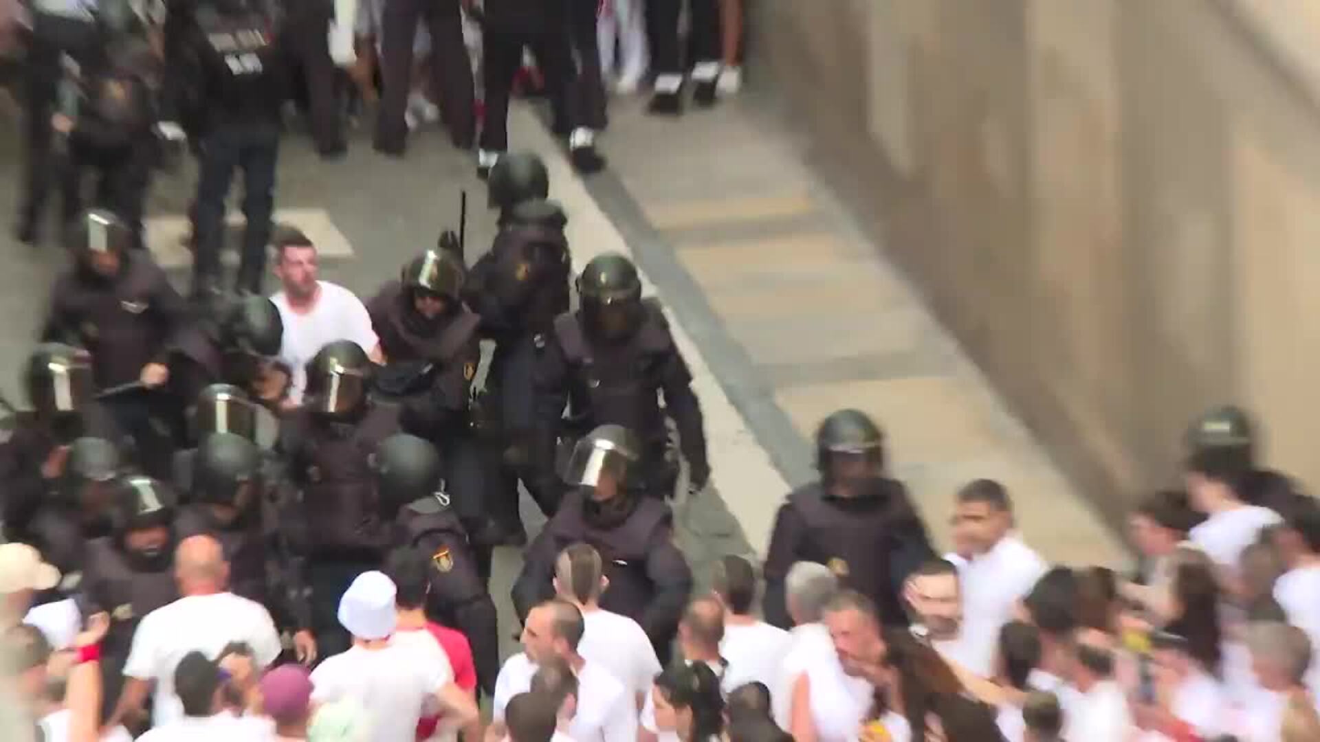 Un detenido tras una carga policial en Pamplona antes del chupinazo de Sanfermines