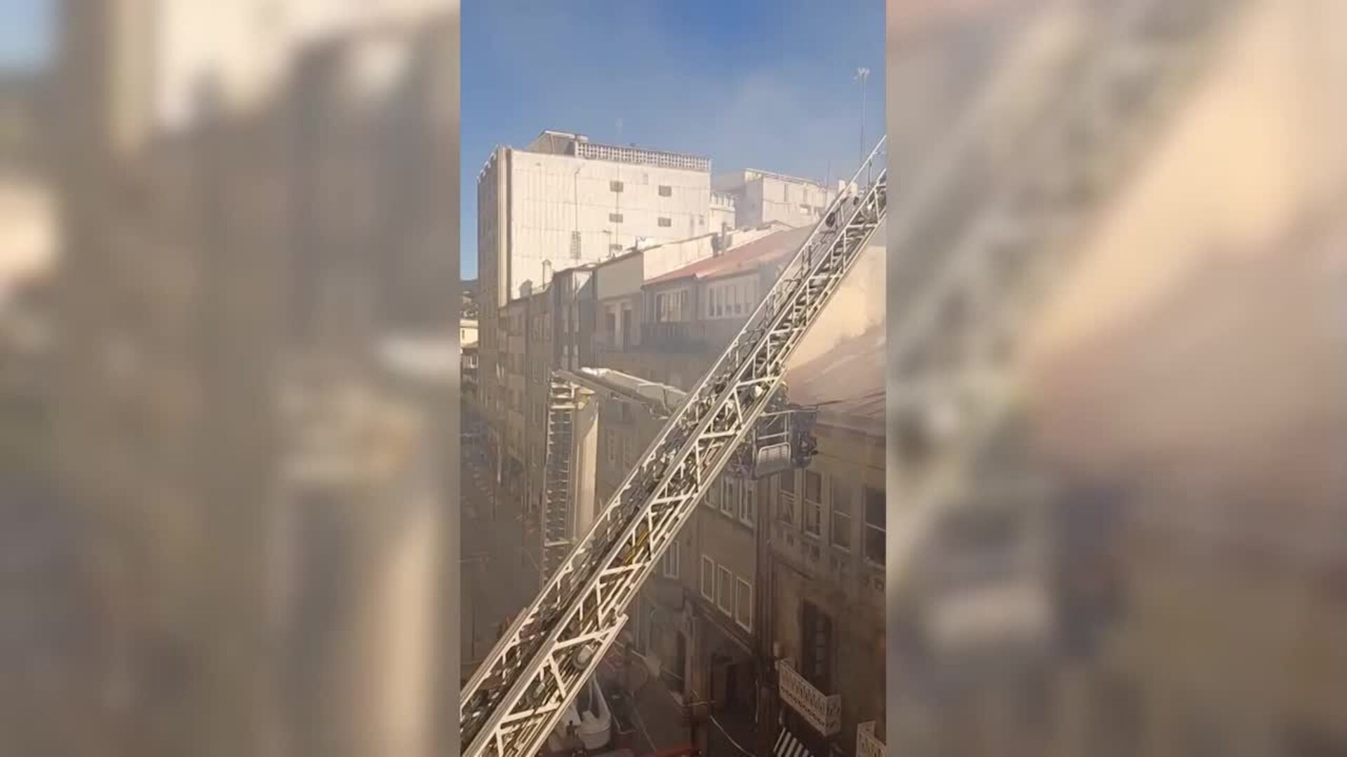 Desalojados los vecinos de varias viviendas en Pontevedra por un incendio en un edificio